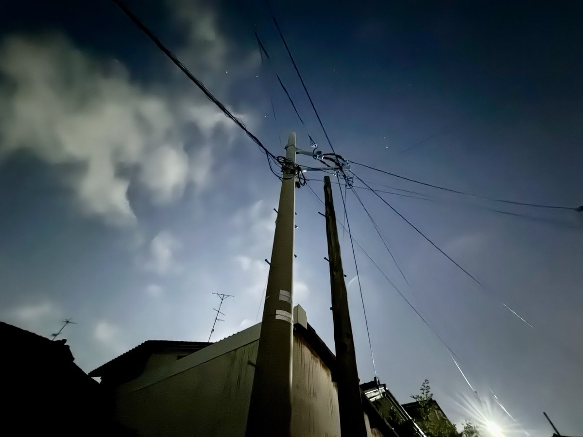 t_d7716's tweet photo. 木製電柱、最後の日 https://t.co/7MJcITaIQm