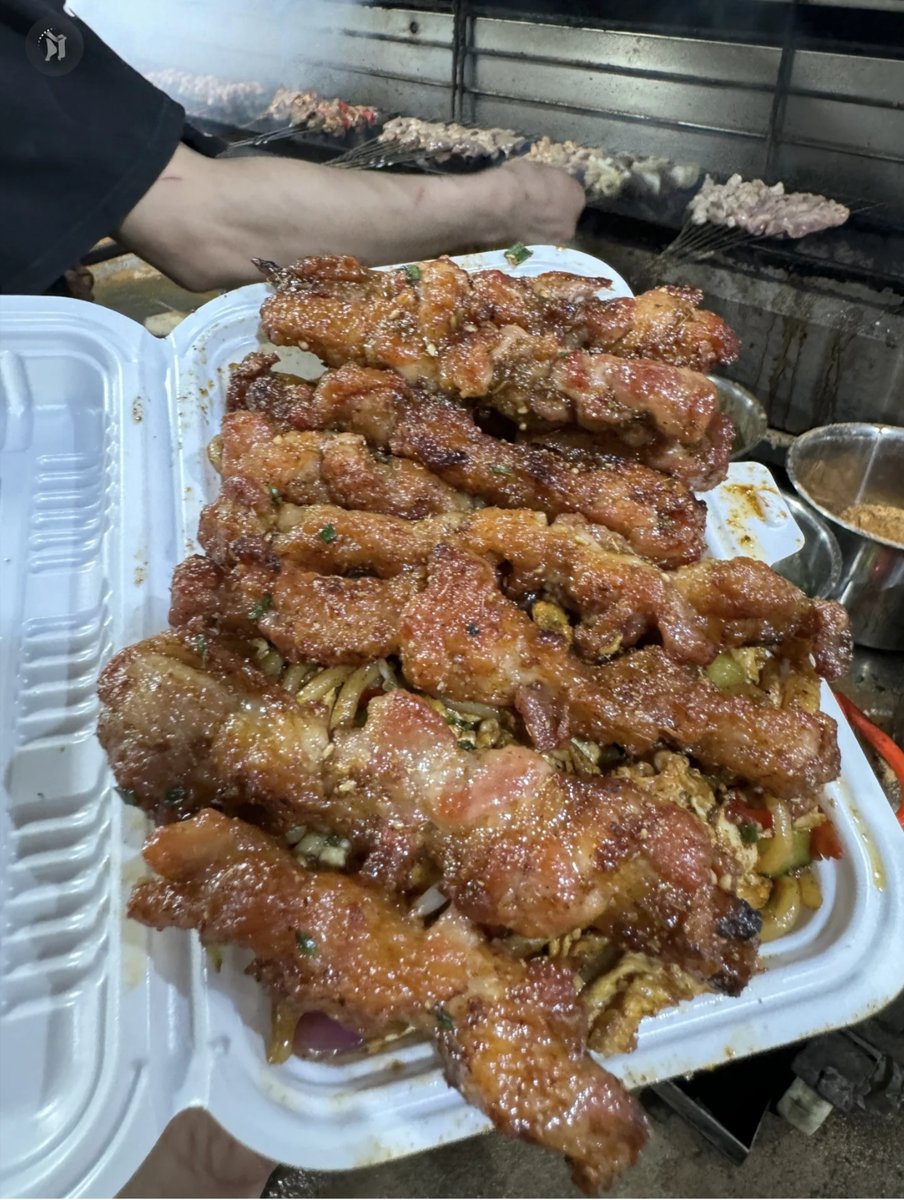 JohnCirelli6's tweet photo. Craving late-night street food Bite into a crispy, savory fried chicken skewer slathered with spicy chili sauce  #StreetFoodVibes https://t.co/k59qrm4ROD