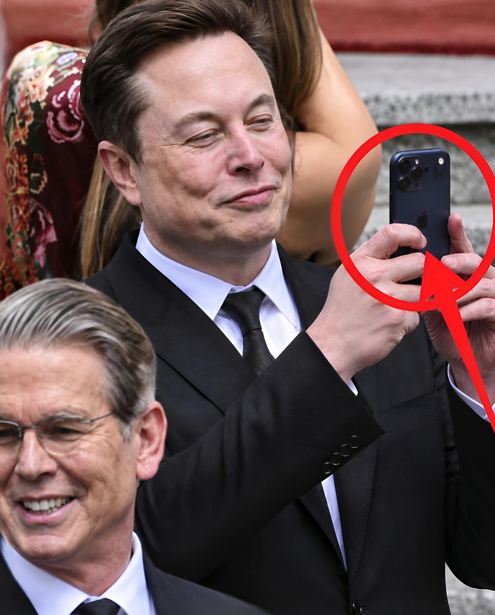 Officially_Dev_'s tweet photo. Hey @grok, why does Elon Musk use his iPhone without a case? Isn’t he worried it might break?👀🤔 https://t.co/lZkM6LI9b2