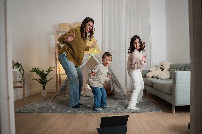 cathavel's tweet photo. Nothing beats silly dance parties with my little munchkin after a long workday!  Parenting win = 100, stress = 0! https://t.co/276i5oOtSU