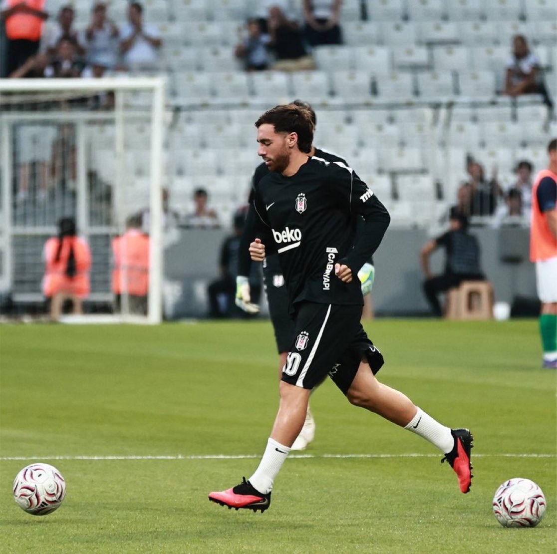 BlackWhiteRport's tweet photo. Isınmak için sahadayız. 🦅

#BJKvKZ | #UEL https://t.co/ZxsSG00Z6c