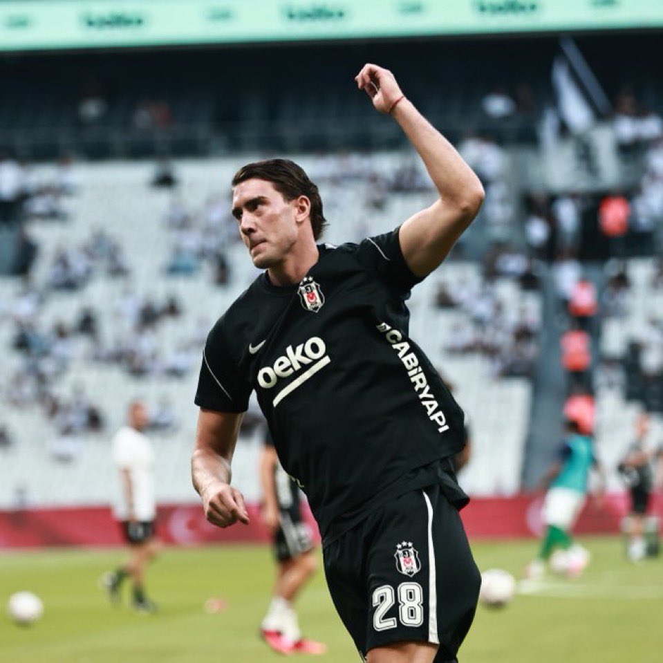 BlackWhiteRport's tweet photo. Isınmak için sahadayız. 🦅

#BJKvKZ | #UEL https://t.co/ZxsSG00Z6c