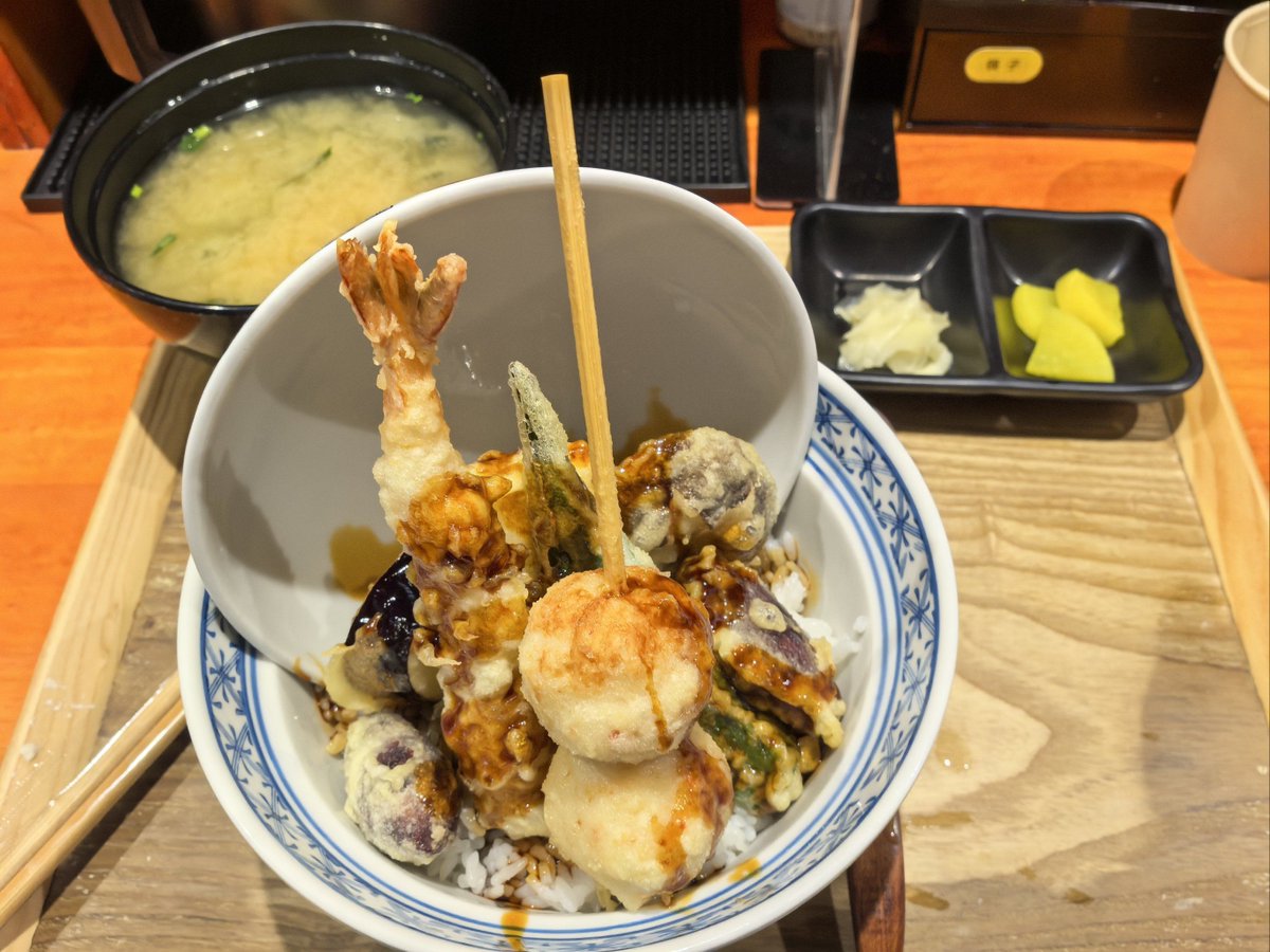 tornad0e's tweet photo. Late night bites just hit different—steaming miso soup, crispy tempura, and a warm cup of sake at the tiny street-side yatai. No rush, just soft whispers and full bellies. ， https://t.co/Zvs6dABAkT