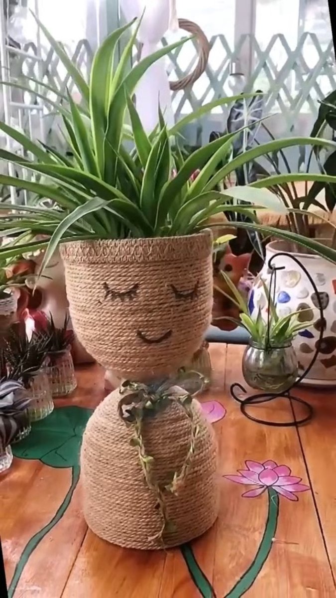 switly's tweet photo. Turn an old mason jar into a cute herb planter with some jute twine and a bit of paint! Perfect for sprucing up small kitchen spaces. https://t.co/L8T867ugqp