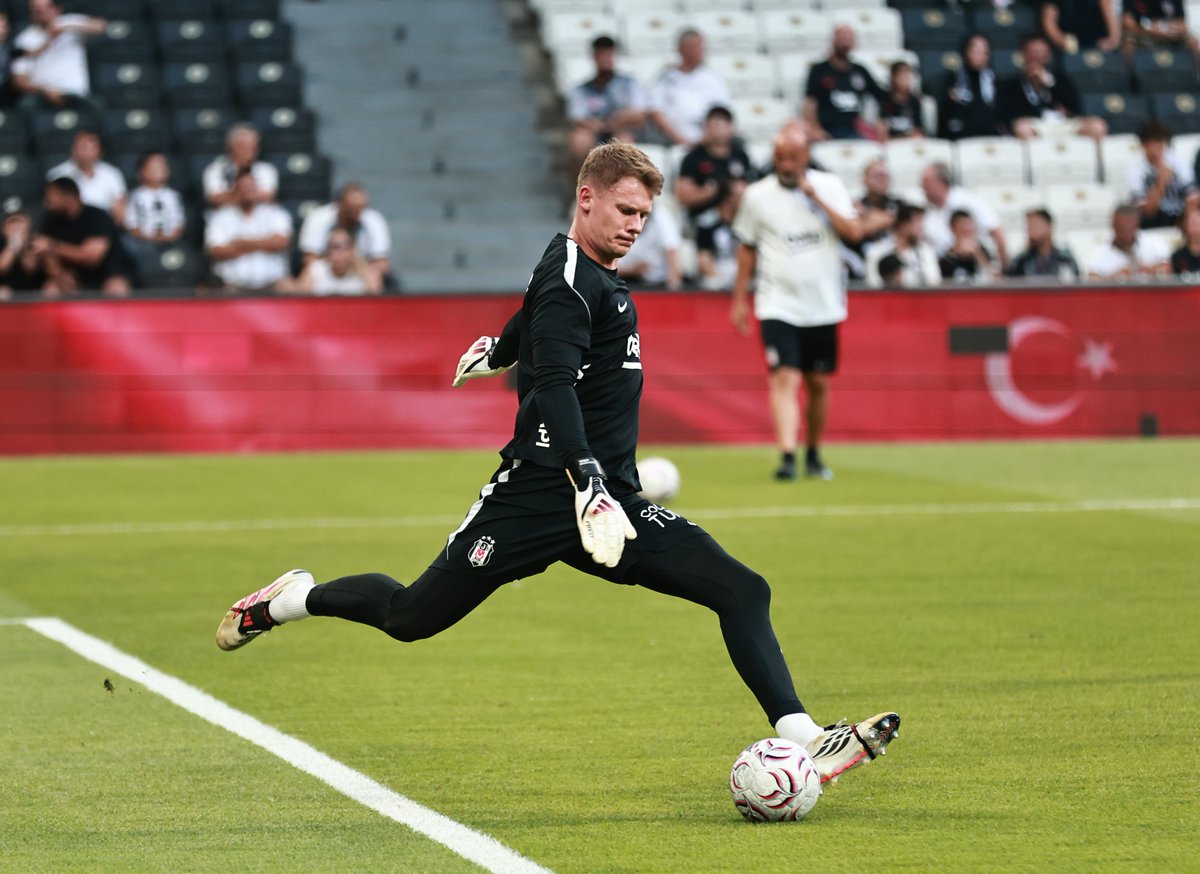 Besiktas's tweet photo. Şimdi ısınma zamanı, sahadayız! 

🏴🏳️ https://t.co/HTVCWjPtg1