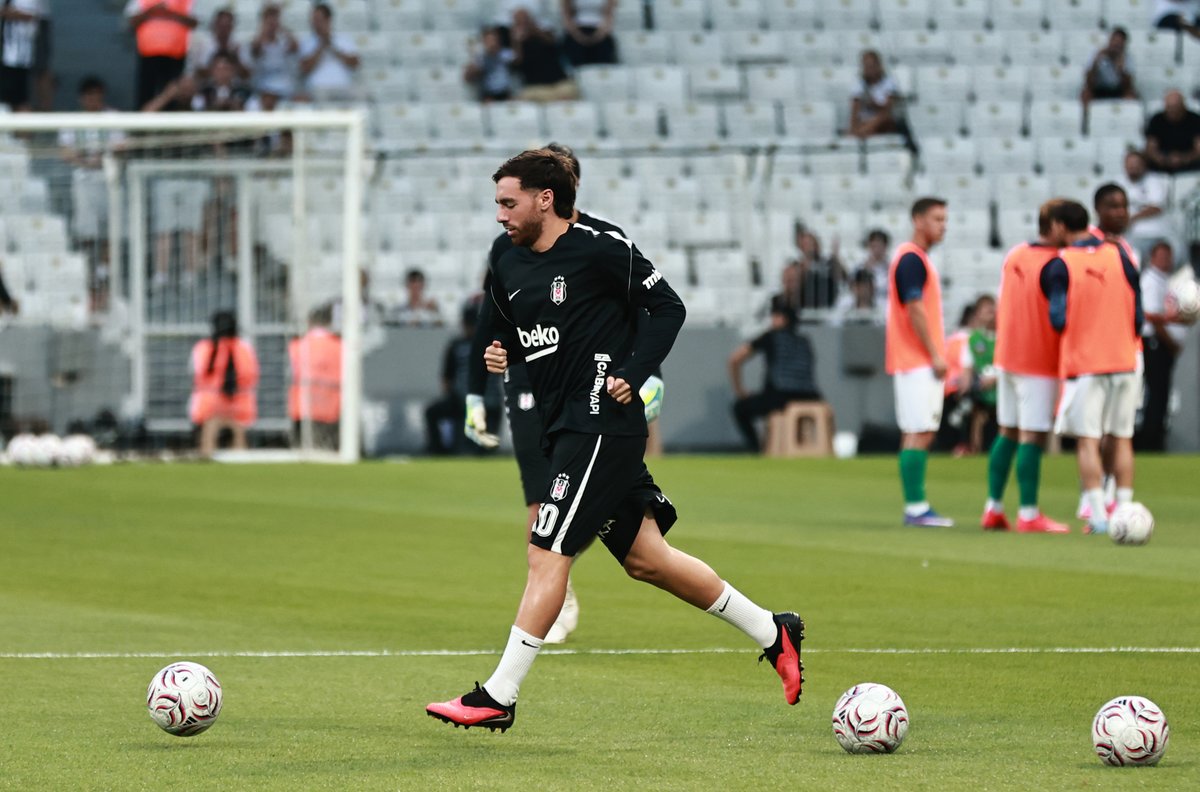 Besiktas's tweet photo. Şimdi ısınma zamanı, sahadayız! 

🏴🏳️ https://t.co/HTVCWjPtg1
