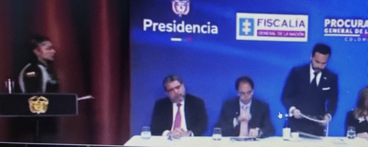 PaterMionostro's tweet photo. La cara que mantuvo el que nunca tocó a Petro ni a su enorme CORRUPCIÓN @carloshernanR1 . Lo triste es que Laverde sera lo mismo!! #LibroBlanco https://t.co/pHs6AH29Zu
