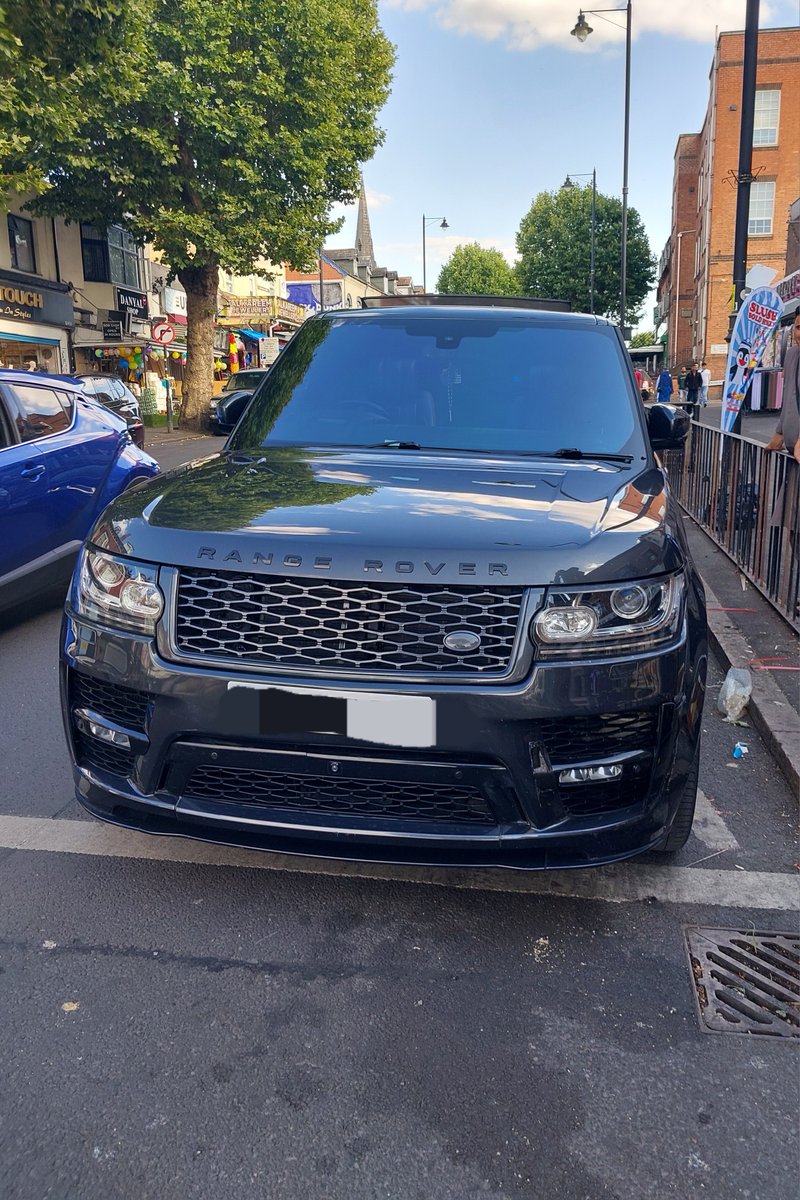 SpringfieldWMP's tweet photo. #Sparkhill - Vehicles being left on zigzag markings  and on traffic light crossings is not acceptable🚫. All vehicles will be reported following enforcement. #Parking #Enforcement https://t.co/raT0NTqCHP