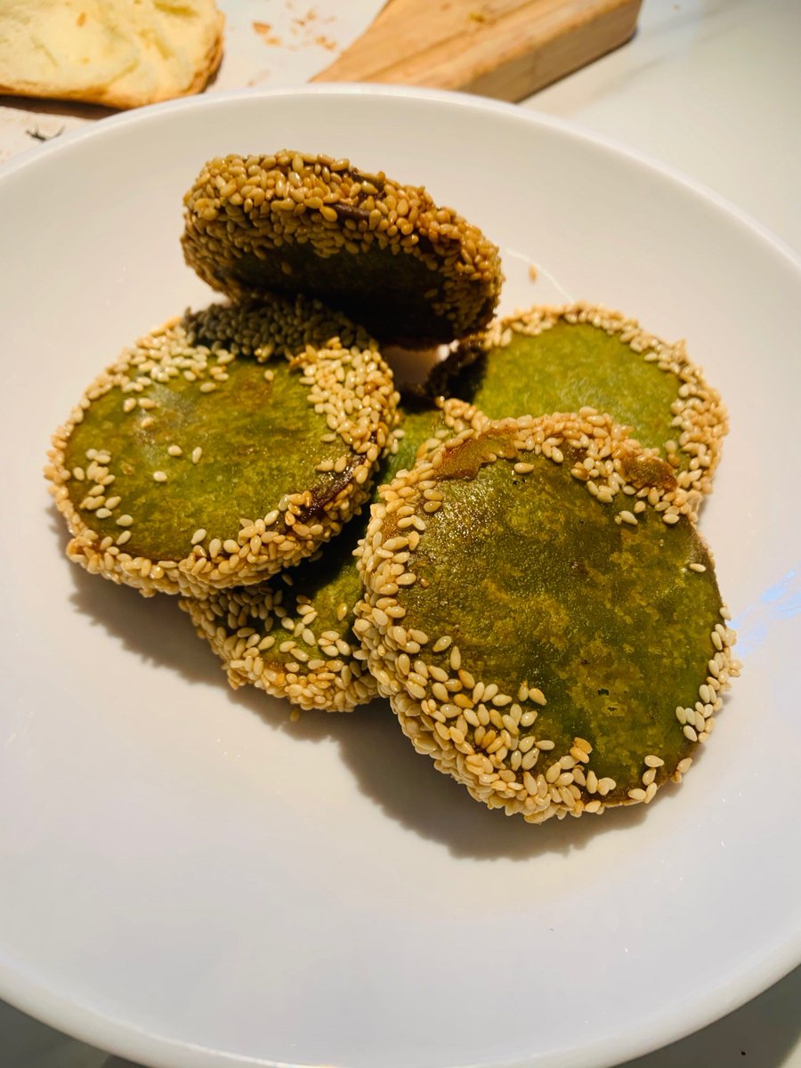 val_cst_art_'s tweet photo. Just discovered these crispy matcha cookies, and they’re too good to keep to myself! Swipe to see the golden, green goodness  Tag a friend who needs a sweet pick-me-up today! https://t.co/GqbMkbVloM