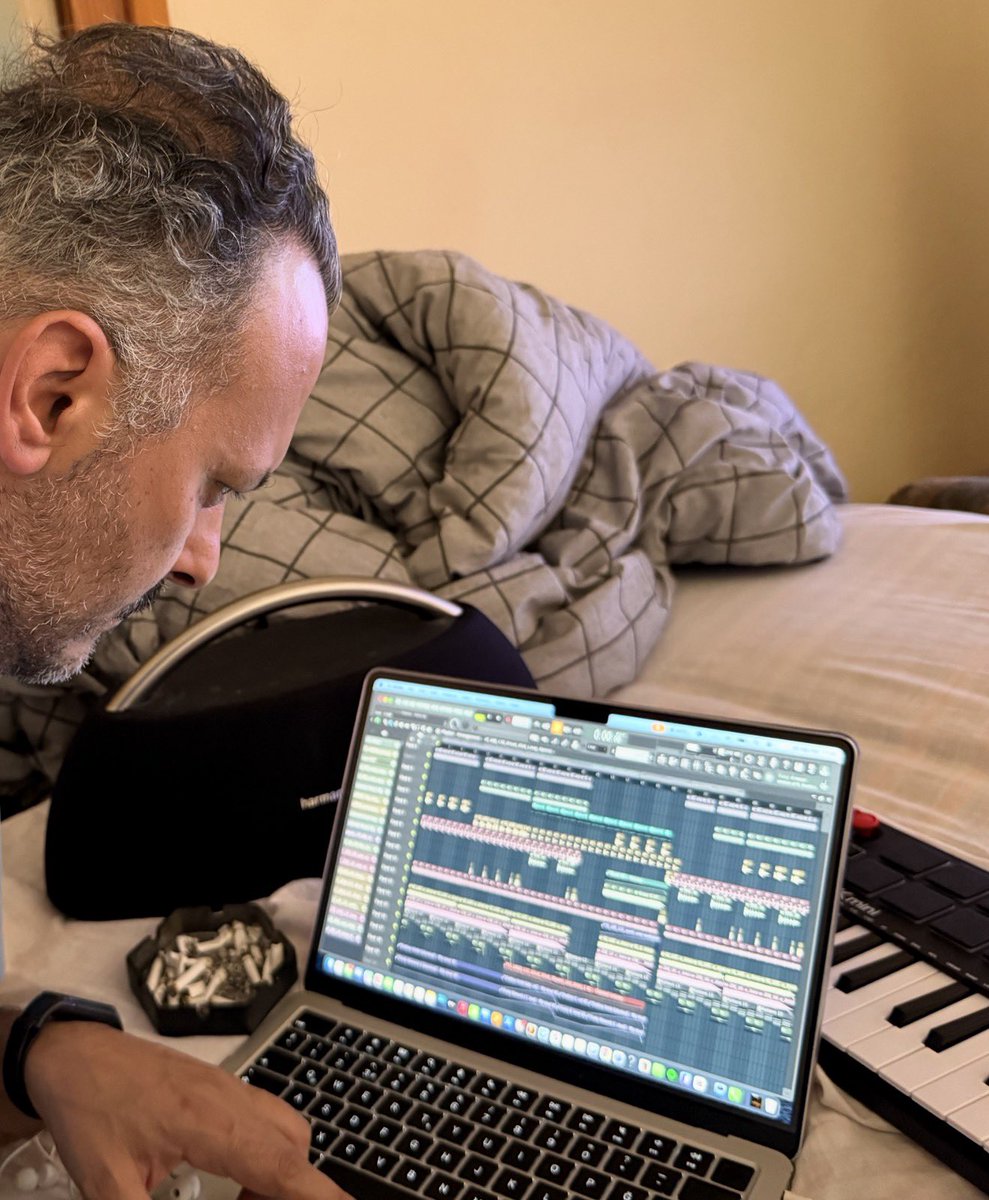 dejewoo's tweet photo. Did you know Dejewoo doesn’t have a studio?

No reference monitors.
No fancy equipment.

Just:

One laptop.
One pair of headphones.
One Bluetooth speaker.
One app — FL Studio.
One tiny portable piano.

That’s it… 🖐️😘

Sometimes, you don’t need a studio.

You just need the vision. 🫵

#Dejewoo #MusicProducer #MusicProduction #AfroHouse #ElectronicMusic #FLStudio #IndependentArtist #MusicArtist #ProducerLife #NoStudio