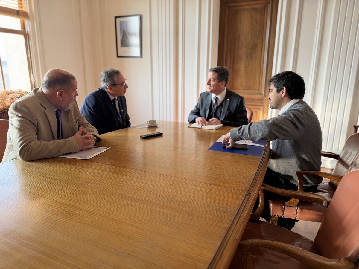 SubseHacienda's tweet photo. El subsecretario Sebastián Vallebona se reunió con el comisionado Alberto Soto Valenzuela para abordar los desafíos de la Macrozona Norte. https://t.co/XBfP1tLerS