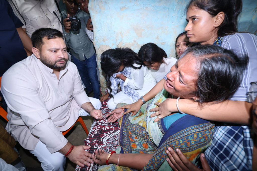 yadavtejashwi's tweet photo. मधुबनी में पुलिस अभिरक्षा में ही पुलिस द्वारा रौशन यादव की 
निर्मम हत्या कर दी गयी। आज पीड़ित परिवार से मिलकर गहरी शोक संवेदनाएं व्यक्त की और परिजनों का दुख-दर्द सांझा किया।

राष्ट्रीय अध्यक्ष आदरणीय श्री @laluprasadrjd जी की ओर से पीड़ित परिवार को 1.50 लाख रुपये की आर्थिक सहायता दी तथा गरीब परिवार को आर्थिक सहारा देने के लिए मृतक की बहन को तत्काल मधुबनी मेडिकल कॉलेज में नौकरी दी जाएगी। 

थाने में बंद दो बहनों के इकलौते भाई 19 वर्षीय युवा की हत्या के उपरांत पुलिस ने उनकी बहनों और माता के साथ जो अमानवीय व्यवहार किया वह घोर आपतिजनक और निंदनीय है। अपराधी प्रवृत्ति के व्यक्ति के मुख्यमंत्री बनने पर पुलिस का चाल-चरित्र भी अपराधिक हो जाता है। 

हमने वरीय अधिकारियों से निष्पक्ष जांच एवं दोषी अधिकारियों और कर्मियों के खिलाफ कठोर कार्रवाई की मांग की है।

अगर यथाशीघ्र दोषी पदाधिकारियों का निलंबन नहीं हुआ तो इस परिवार को न्याय दिलाने के लिए हम हर स्तर पर संघर्ष करेंगे। #TejashwiYadav