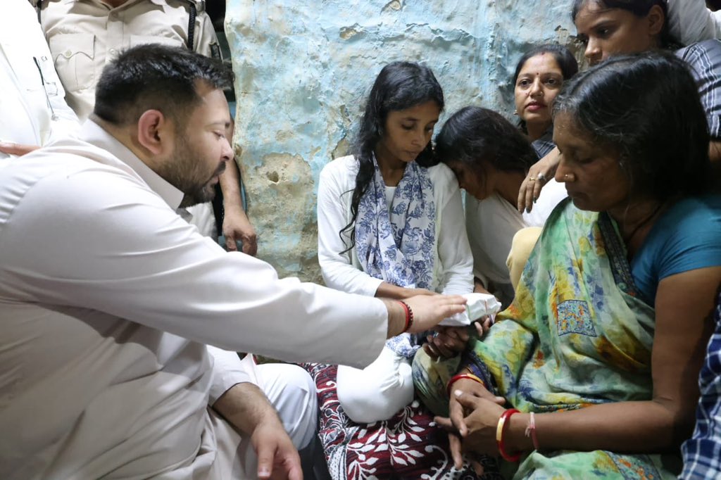 yadavtejashwi's tweet photo. मधुबनी में पुलिस अभिरक्षा में ही पुलिस द्वारा रौशन यादव की 
निर्मम हत्या कर दी गयी। आज पीड़ित परिवार से मिलकर गहरी शोक संवेदनाएं व्यक्त की और परिजनों का दुख-दर्द सांझा किया।

राष्ट्रीय अध्यक्ष आदरणीय श्री @laluprasadrjd जी की ओर से पीड़ित परिवार को 1.50 लाख रुपये की आर्थिक सहायता दी तथा गरीब परिवार को आर्थिक सहारा देने के लिए मृतक की बहन को तत्काल मधुबनी मेडिकल कॉलेज में नौकरी दी जाएगी। 

थाने में बंद दो बहनों के इकलौते भाई 19 वर्षीय युवा की हत्या के उपरांत पुलिस ने उनकी बहनों और माता के साथ जो अमानवीय व्यवहार किया वह घोर आपतिजनक और निंदनीय है। अपराधी प्रवृत्ति के व्यक्ति के मुख्यमंत्री बनने पर पुलिस का चाल-चरित्र भी अपराधिक हो जाता है। 

हमने वरीय अधिकारियों से निष्पक्ष जांच एवं दोषी अधिकारियों और कर्मियों के खिलाफ कठोर कार्रवाई की मांग की है।

अगर यथाशीघ्र दोषी पदाधिकारियों का निलंबन नहीं हुआ तो इस परिवार को न्याय दिलाने के लिए हम हर स्तर पर संघर्ष करेंगे। #TejashwiYadav