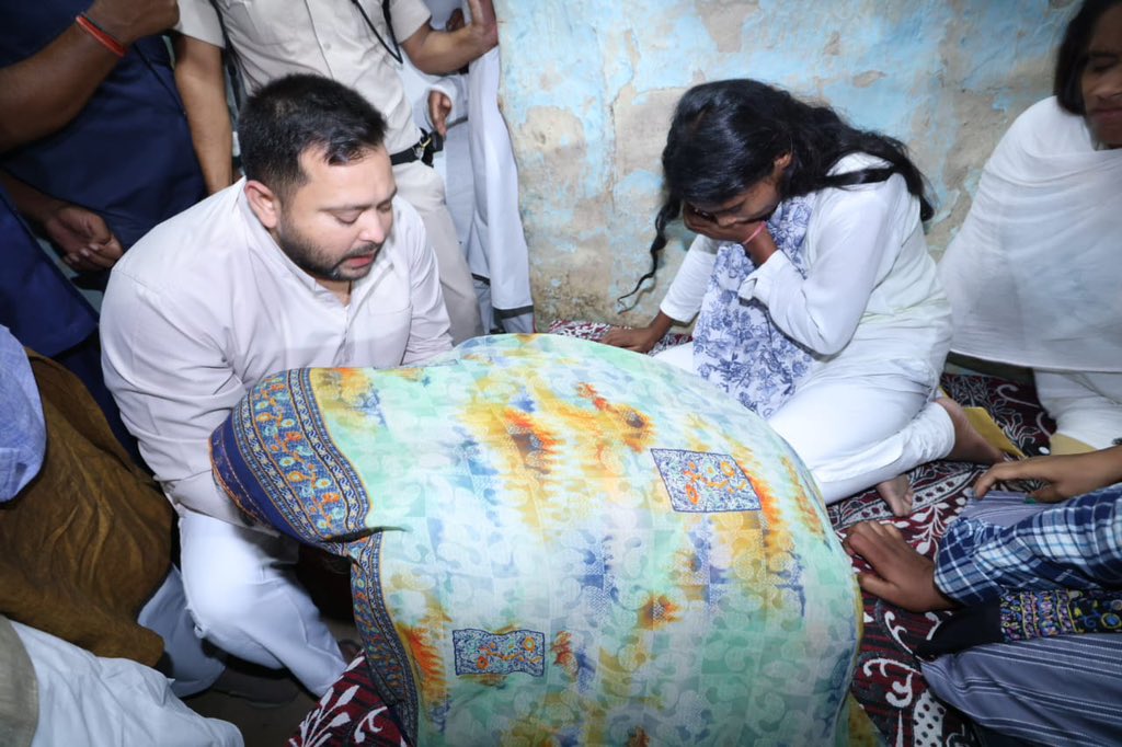 yadavtejashwi's tweet photo. मधुबनी में पुलिस अभिरक्षा में ही पुलिस द्वारा रौशन यादव की 
निर्मम हत्या कर दी गयी। आज पीड़ित परिवार से मिलकर गहरी शोक संवेदनाएं व्यक्त की और परिजनों का दुख-दर्द सांझा किया।

राष्ट्रीय अध्यक्ष आदरणीय श्री @laluprasadrjd जी की ओर से पीड़ित परिवार को 1.50 लाख रुपये की आर्थिक सहायता दी तथा गरीब परिवार को आर्थिक सहारा देने के लिए मृतक की बहन को तत्काल मधुबनी मेडिकल कॉलेज में नौकरी दी जाएगी। 

थाने में बंद दो बहनों के इकलौते भाई 19 वर्षीय युवा की हत्या के उपरांत पुलिस ने उनकी बहनों और माता के साथ जो अमानवीय व्यवहार किया वह घोर आपतिजनक और निंदनीय है। अपराधी प्रवृत्ति के व्यक्ति के मुख्यमंत्री बनने पर पुलिस का चाल-चरित्र भी अपराधिक हो जाता है। 

हमने वरीय अधिकारियों से निष्पक्ष जांच एवं दोषी अधिकारियों और कर्मियों के खिलाफ कठोर कार्रवाई की मांग की है।

अगर यथाशीघ्र दोषी पदाधिकारियों का निलंबन नहीं हुआ तो इस परिवार को न्याय दिलाने के लिए हम हर स्तर पर संघर्ष करेंगे। #TejashwiYadav