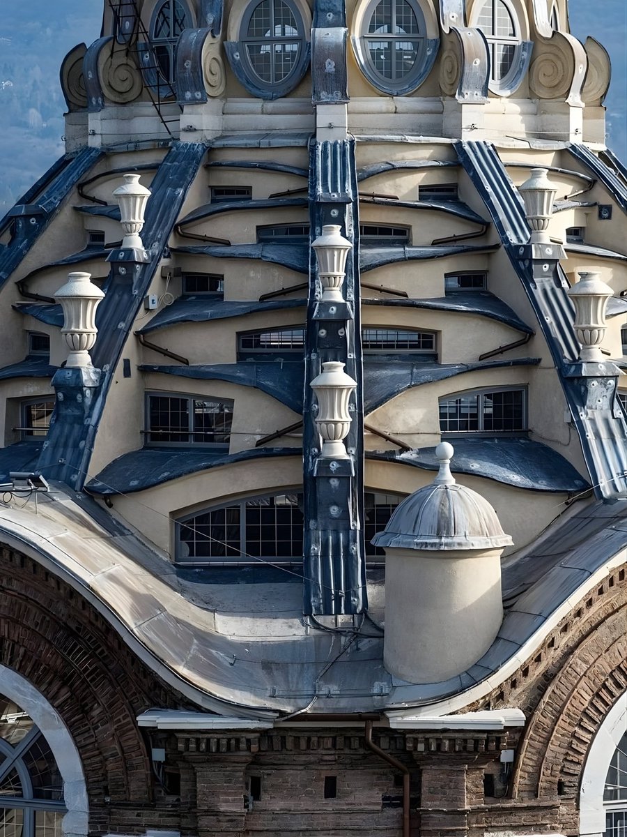 parametricarch's tweet photo. 🎓Subscribe to our newsletter: https://t.co/9dpGXXXWRv 

📐 Rising beside the Cathedral of Turin, the chapel transforms geometry into architecture through a complex Baroque structural system. Its soaring dome is formed by layers of interlacing arches arranged in a rhythmic sequence, drawing the eye upward toward the central oculus.