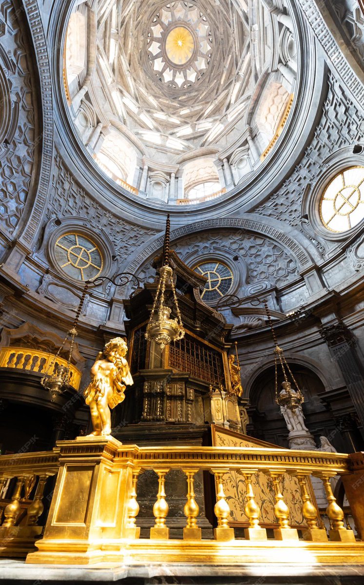 parametricarch's tweet photo. 🎓Subscribe to our newsletter: https://t.co/9dpGXXXWRv 

📐 Rising beside the Cathedral of Turin, the chapel transforms geometry into architecture through a complex Baroque structural system. Its soaring dome is formed by layers of interlacing arches arranged in a rhythmic sequence, drawing the eye upward toward the central oculus.