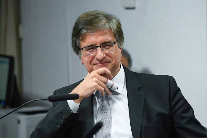 RicardoBerezin's tweet photo. Paulo Gonet, o procurador-geral, não para de trabalhar. Em benefício de seus colegas do MP, não da sociedade

Em pouco mais de um mês, ele autorizou:

- Pagamento de Adicional por Tempo de Serviço (ATS) retroativo a 2006. Aquele penduricalho que foi incorporado ao subsídio, mas que magistocratas insistem em ressuscitar

- Pagamento de licença-compensatória retroativa a 2015. O cálculo deve considerar, além do subsídio, dos juros e da correção monetária, outros penduricalhos, tais como o próprio ATS, Abono Permanência, Gratificação por Exercício Cumulativo de Jurisdição (GAJU) e até auxílio-alimentação

- Pagamento de licença-prêmio. A base de cálculo contempla penduricalhos como ATS e GAJU. Um privilégio em avançado estágio de extinção

Impacto financeiro? Não importa. Dinheiro dá em árvore e fazer conta é coisa de pobre