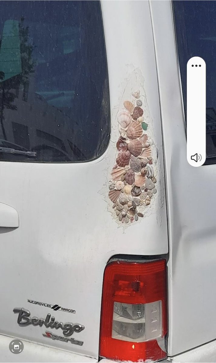 rancio's tweet photo. En Conil hay alguien que le ha dado un porrazo a la Berlingo y lo ha arreglado con conchas y caracolasssssss jajjajajajajajajajajajaa VIVAAAAAAAAA https://t.co/oNTvO2eH06