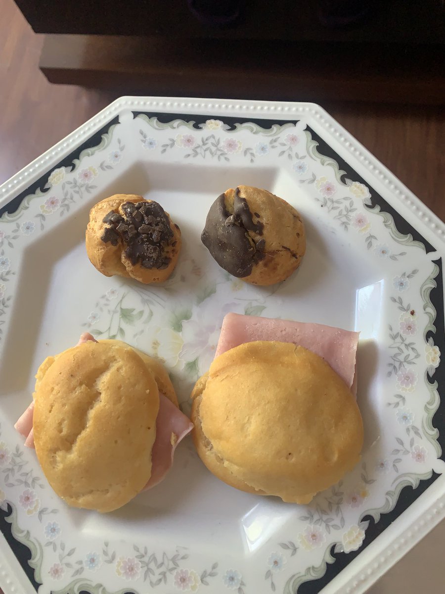 notfromamazon2's tweet photo. esqueci de postar :// quebrei um nf de 18 horas 
pão de batata sem glúten com presunto e duas carolinas, aprox 361kcal https://t.co/fbE8mwz4Dl