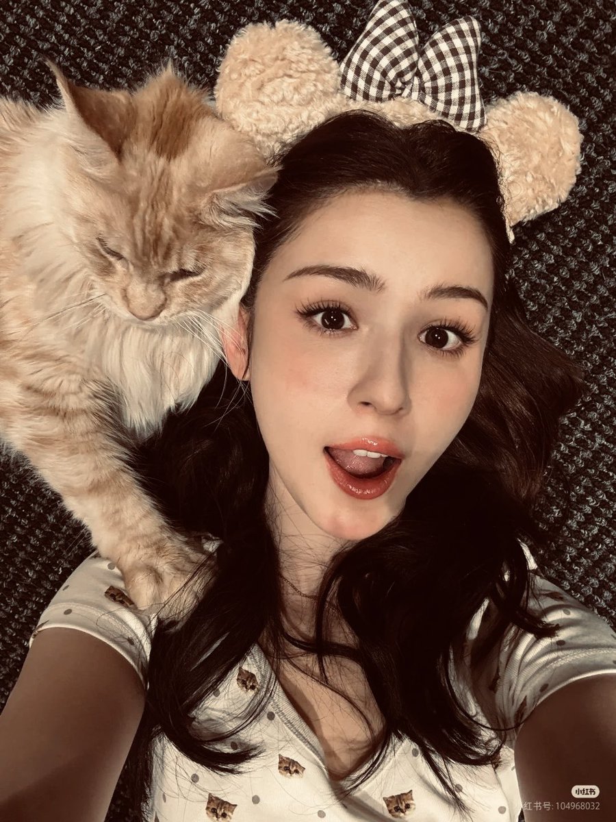 AILMIGHTLY's tweet photo. Me and my two cats, Lumi and Milo. 😻 https://t.co/BnhW0ZK9Nb