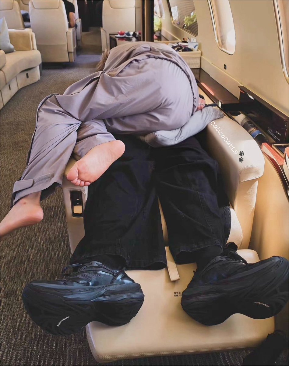CalicoCat13_13's tweet photo. JIKOOK 

sharing seat                       sharing neck pillow https://t.co/XSmu8ES3Og