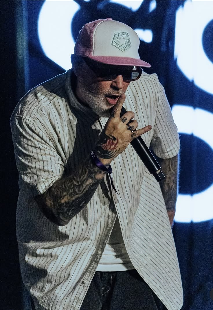 bizkit_archive's tweet photo. 56 yrs ago today: the spirit of willie “frederick bizkit” durst breached containment &amp; infected our reality, permanently corrupting the youth

several attempts have been made to eradicate our world of da bizkit

all have failed

HBD, DADDY D 🍤🍤
WE ADORE UR BALD ASS @freddurst https://t.co/baH19bcIdu