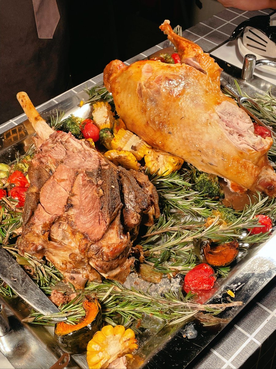 amina_sunday's tweet photo. Festive feast alert!  Juicy roasted turkey, buttery mashed potatoes and spiced mulled wine – perfect for cozy holiday gatherings. Tag your dining buddy! #ChristmasFeast https://t.co/2BgC7XEgn8