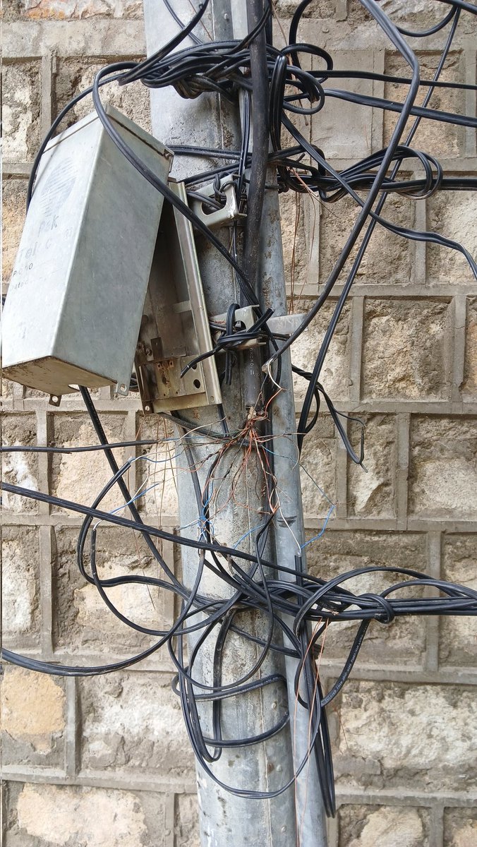 FATABAJAUR's tweet photo. یہ تصویر ڈپٹی کمشنر باجوڑ کے دفتر کے قریب واقع PTCL کیDP کی ہے، جوکہ ناقص سروس کا منہ بولتا ثبوت ہے۔اسکے باعث انٹرنیٹ کی سپیڈ نہ ہونےکے برابر ہے۔حکام نوٹس لیں اور Flash Fiber کو فعال کریں، تاکہ طلباء، بینکنگ سروسز، تاجروں، سرکاری دفاتر اور عوام کو بہتر انٹرنیٹ سہولت میسر ہوسکے۔ https://t.co/Jg4FS0r3Oc