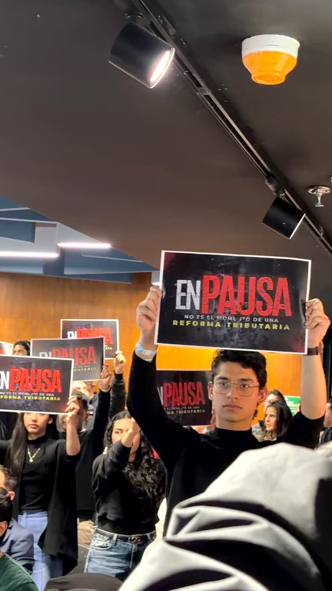 Katherine_pc15's tweet photo. Bogotá atraviesa una nueva realidad económica tras la emergencia. Por eso, mi llamado como Consejera de Juventud de MIRA es claro: pongamos #EnPausa el trámite de la reforma tributaria, concentremos la atención en las necesidades inmediatas; luego se debatirá. #NoEsElMomento https://t.co/zhBiQLaSqD