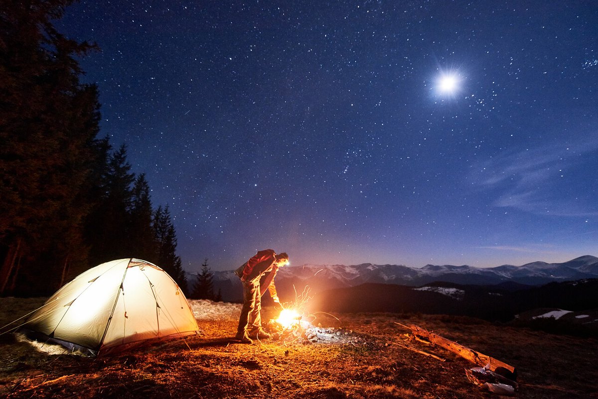 Jeffbaril6's tweet photo. Traded the screen glow for campfire glow—crisp air, marshmallows that hit too good, and zero notifications worth answering. Pure weekend reset.， https://t.co/M80v1BRZUg