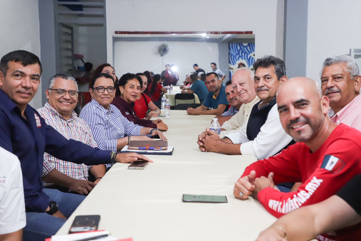 rosaicela_'s tweet photo. En el municipio de Tocumbo, #Michoacán, tuvimos un encuentro con productores de frutos rojos, presidentes ejidales, líderes cañeros e integrantes del ingenio azucarero Santa Clara como parte de la visita que nos fue instruida por la Presidenta @Claudiashein a la entidad. 🇲🇽 @RocioBarcenaM @martha_lop @Bety_Olivares