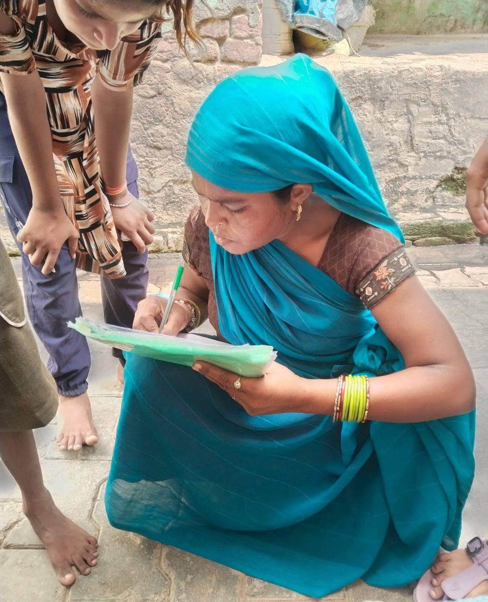SADRAG18's tweet photo. Beruka, rural village, Mathura district, U.P. echoed with powerful chants of “No to Child Marriage!” when the Just Rights for Children team reached the community. The strongest voices came from the women   taking undertaking &amp; pledging to stand against child marriage https://t.co/6ZuahqjKd8