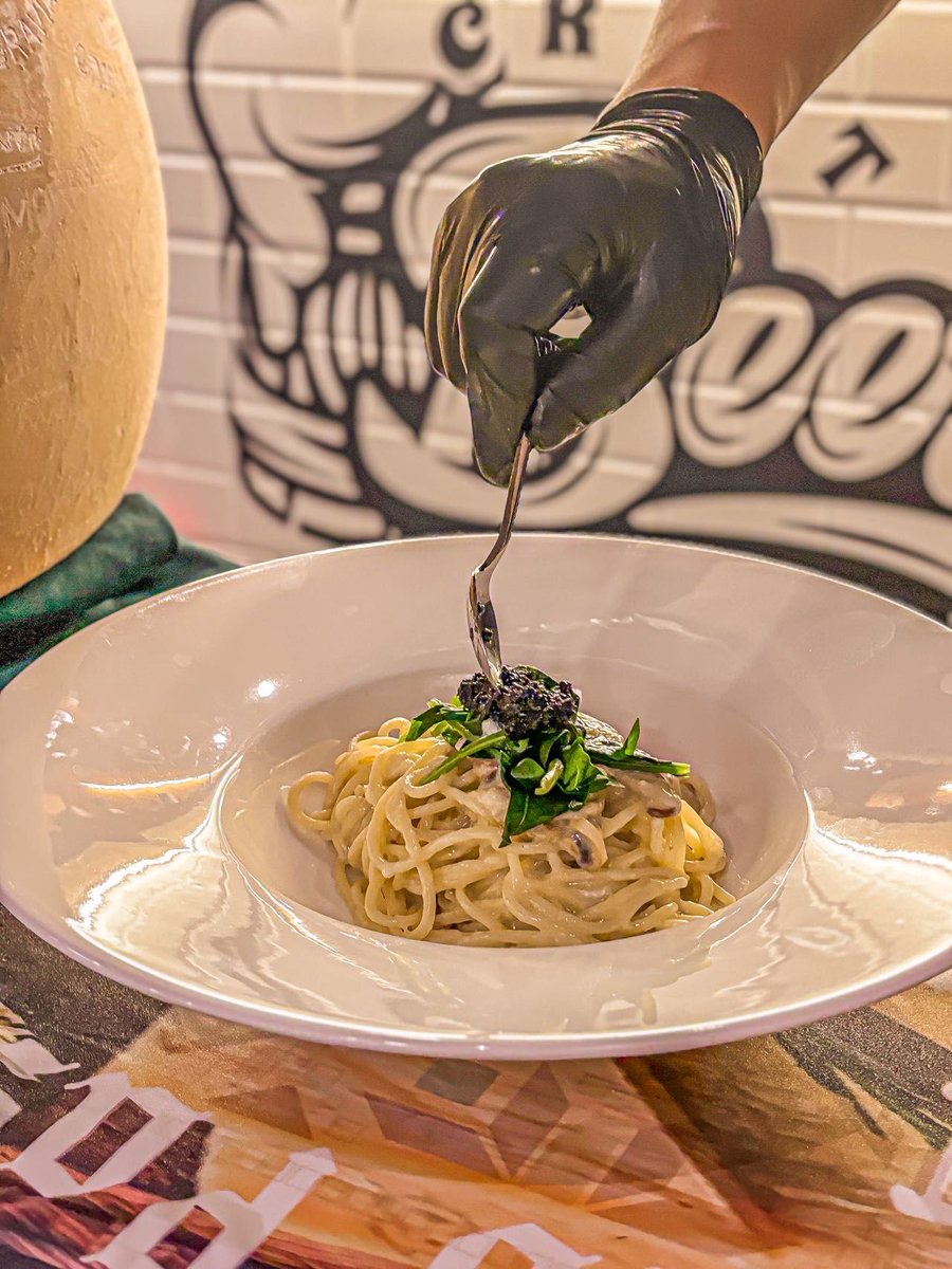 Aloysha16's tweet photo. Just whipped up creamy garlic parmesan pasta with fresh basil from my windowsill  Quick, cozy, and so satisfying for a lazy night in!， https://t.co/RvX0FOCLH3