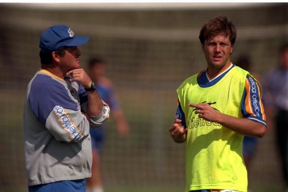 elalex10__'s tweet photo. “Tienen a nuestra leyenda como vicepresidente deportivo, quieren ser con su papá rayados”

-Vucetich en 1999: https://t.co/cZ9SCuxXMG