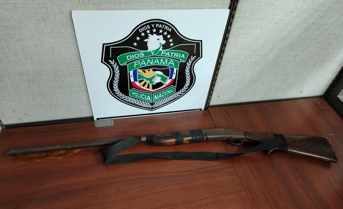 policiadepanama's tweet photo. #ZPComarcal | Mediante diligencia de allanamiento junto a la @pgn_panama en Alto de Piedra, distrito de Besikó, aprehendimos a un ciudadano y decomisamos un arma de fuego tipo escopeta. #SinTregua https://t.co/Dp7IwxTzNx