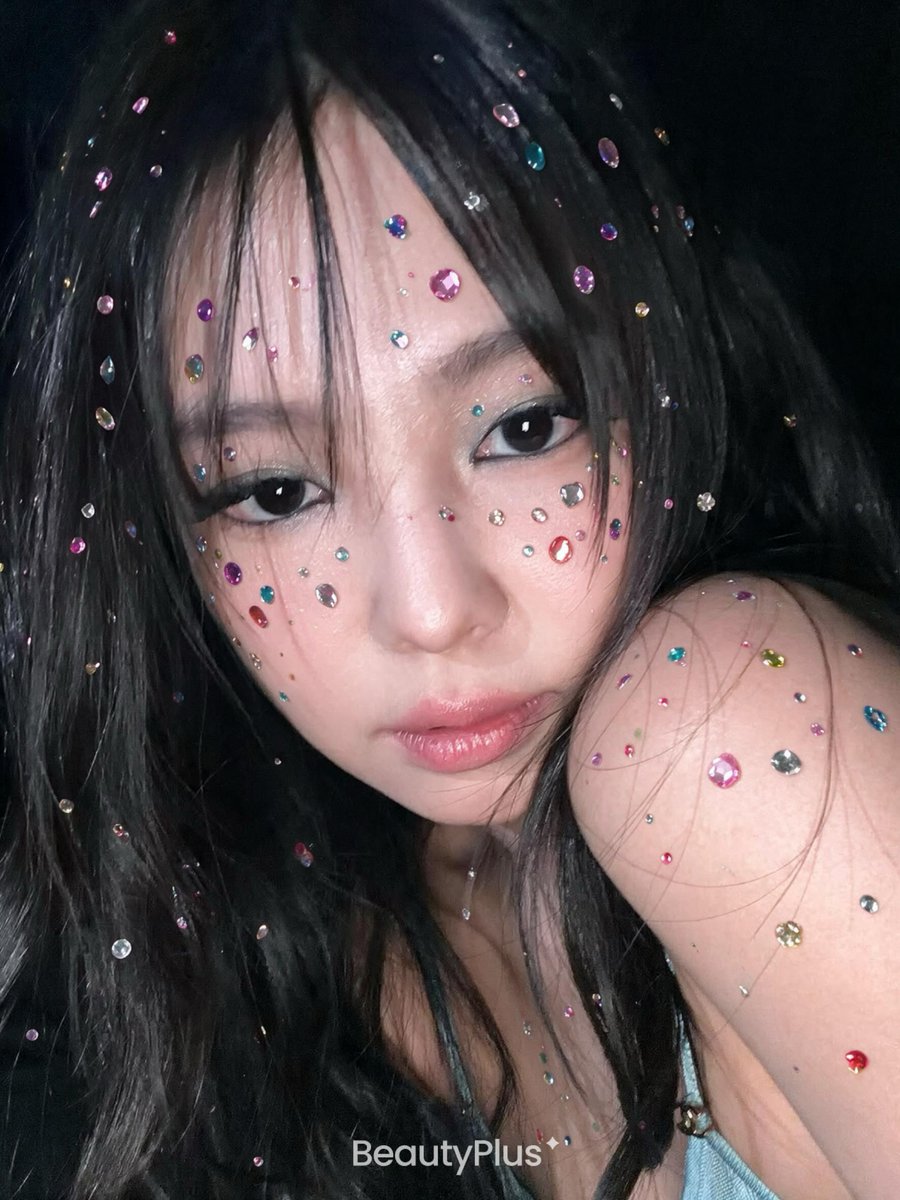 itfeelstory's tweet photo. jennie with gems / narak makk⭐️🩵🤌🏻 https://t.co/1JH4LZhk3H