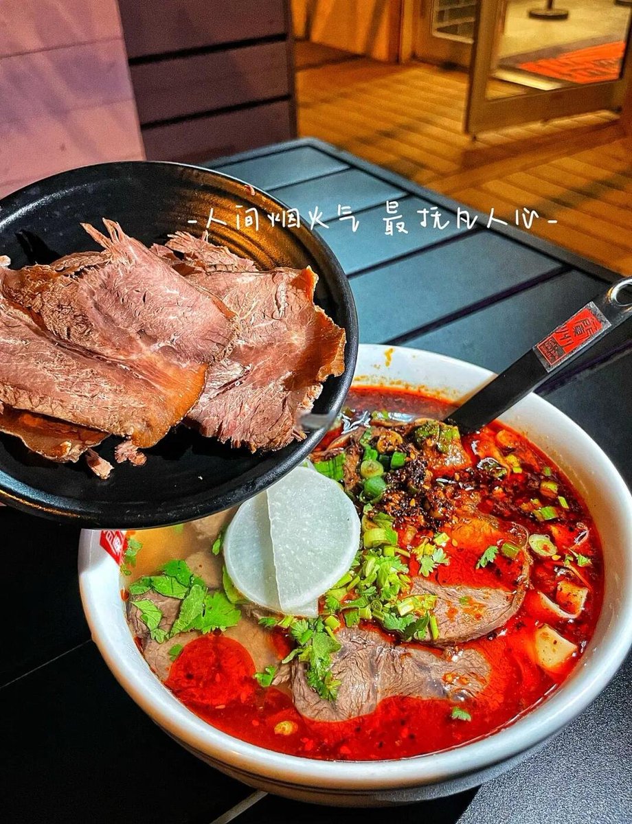 Pl4bR2LyatomgBg's tweet photo. It’s 11pm, the late-night ramen shop’s still steaming—slurp hot miso, listen to quiet stories on the stools. Warmth beats any clock.， https://t.co/bTsOEa8SFn