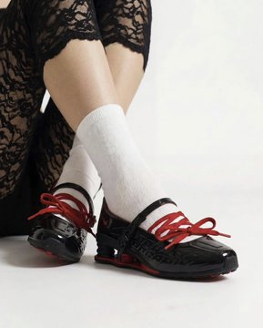 3amroses's tweet photo. ohh rosé u TRENDSETTER!! ROSÉ x PUMA leads with the little bow at the end of the shoe, Nike and Adidas follow 😝 https://t.co/lMHI7bnPe5