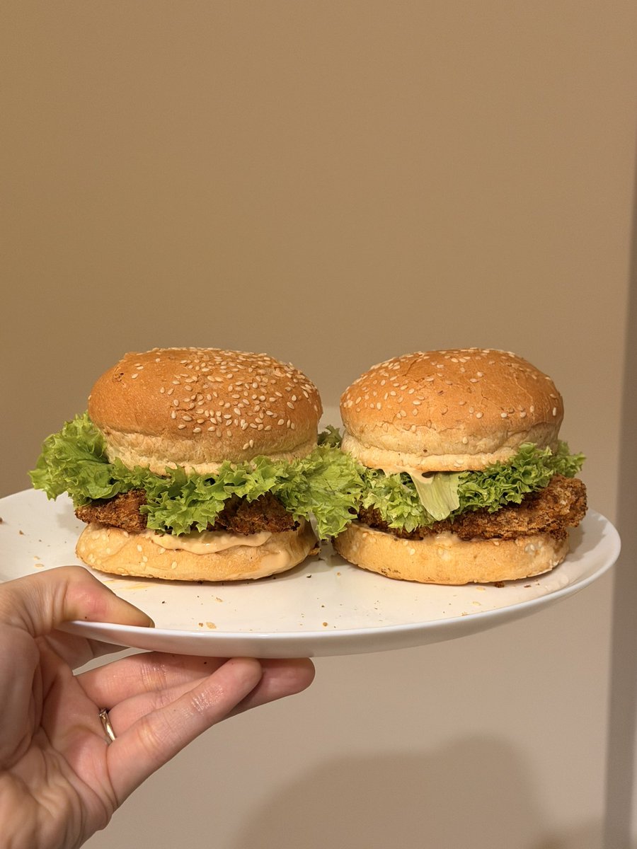 mtrgsht's tweet photo. making my own burgers because I can’t get myself to trust restaurant kitchens 🙏 https://t.co/Bea28UemN7