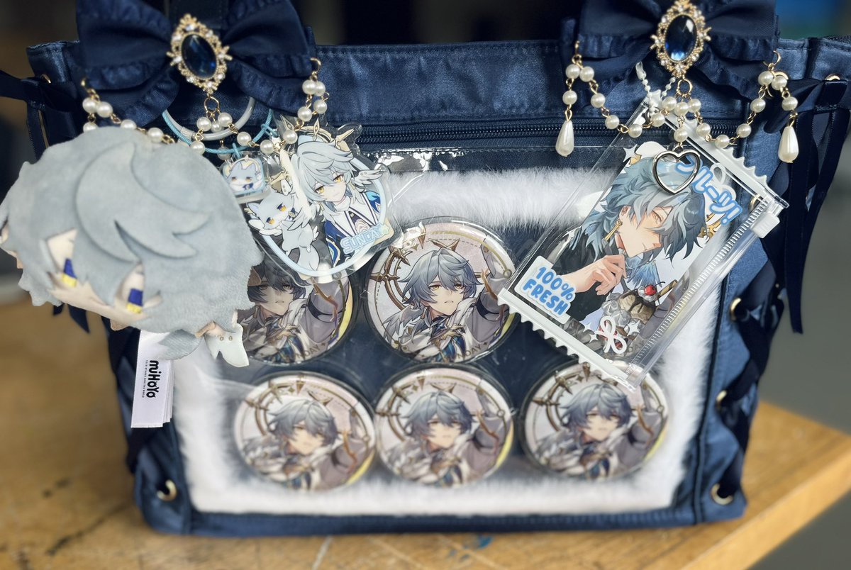 heizouheart's tweet photo. can we normalize bringing ur ita bag at college/uni 😢😢😢😢😢😢😢 https://t.co/rnDEZCXkP9