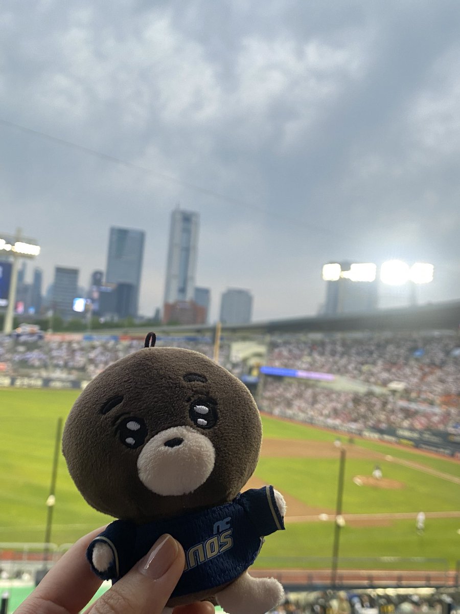 heylilachi's tweet photo. #두떵지두_끼워줘 ♥️

두쫀쿠들아 내도 좀 끼워주라
눈 찹다 내 발 시렵다 신발 좀 신겨주라
내 생일파티 내도 좀 끼워주라
내 롯자 유니폼도 좀 입혀주라 https://t.co/1i0pinFlyj