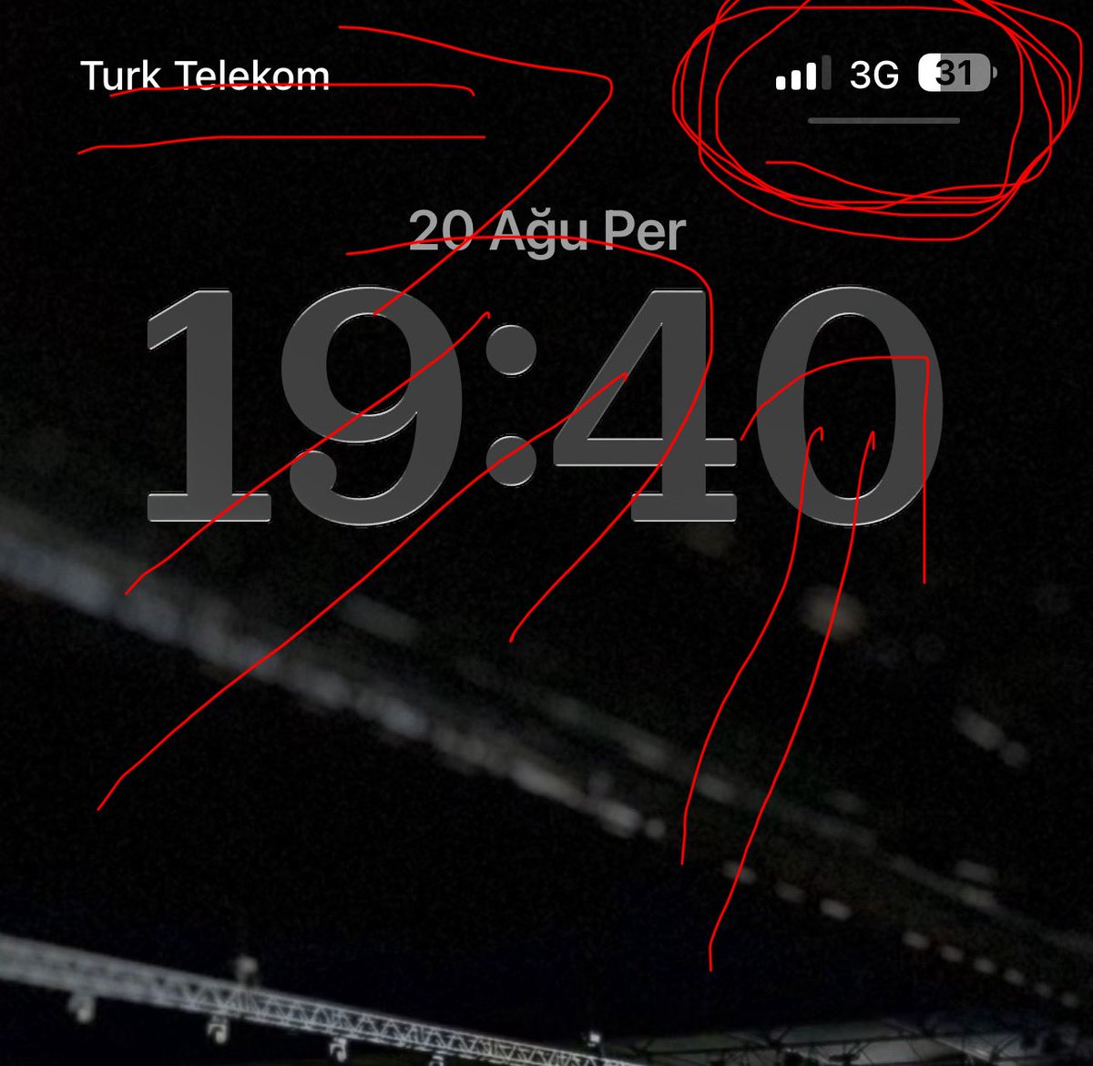 LifeRacer_99's tweet photo. İstanbul / Beyoğlu / Sütlüce Mahallesi / Elif efendi sokak evin içinde hadi internetten vazgeçtim TELEFON ÇEKMİYORRRRR ! @TTDestek 

@UABakanligi siz istediğiniz kadar uydu falan gönderin uzaya bunlar daha yeri çözemiyor 

Sizden umut bekliyoruz artık @Turkcell @VodafoneTR https://t.co/2bNopJzoUM