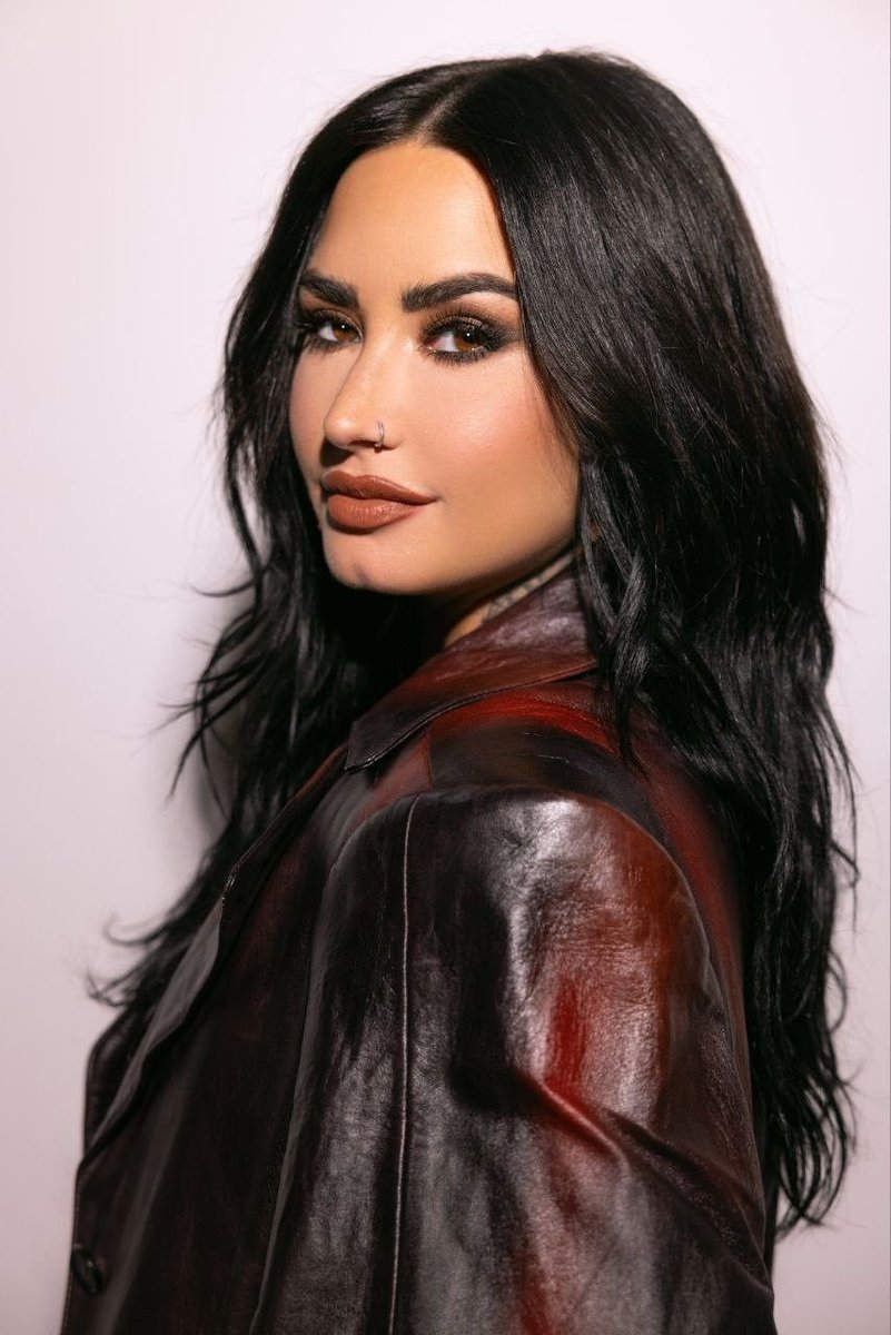 choquei's tweet photo. 🚨HOJE: A cantora, compositora e atriz Demi Lovato está completando 34 anos. https://t.co/EAJLIMX3CQ