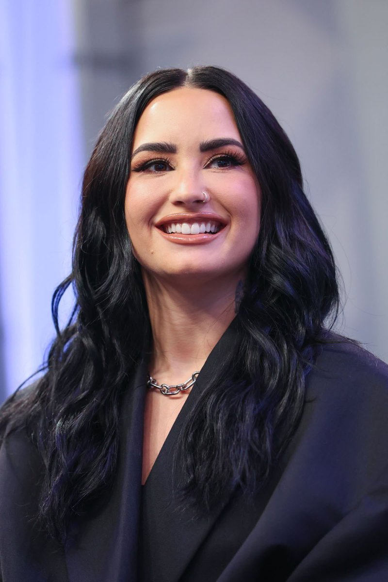 choquei's tweet photo. 🚨HOJE: A cantora, compositora e atriz Demi Lovato está completando 34 anos. https://t.co/EAJLIMX3CQ