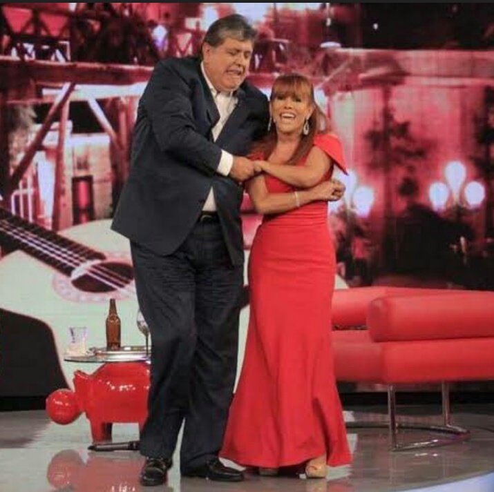 Octavioipmy's tweet photo. @JoseLuisGil1000 @magalyperu Ella no decía que no hablaba de política ? https://t.co/AFVBsfoAsP