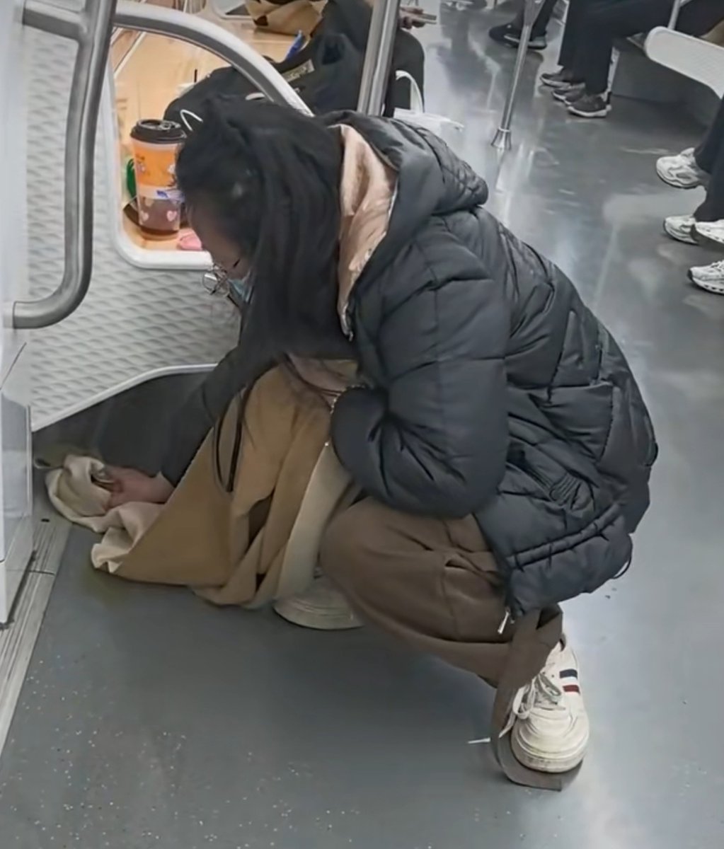DanielT99599542's tweet photo. Just spilled my coffee in the rain, a stranger stopped to wipe it up and gave me their extra napkin—restores my faith in small kindnesses. https://t.co/UhYTBOV1c0
