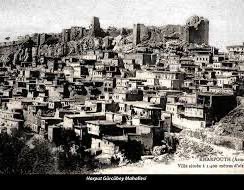 mkulunk's tweet photo. ELAZIĞ: ANADOLU’NUN SOSYOLOJİK TAPUSU OLAN ŞEHİRLERİMİZDENDİR

Elazığ, Anadolu’nun Sosyolojik Hafıza şehirlerimizden birisidir

Elazığ, Anadolu’nun sosyolojik olarak tapusu niteliğindeki şehirlerimizden biridir. Çünkü devletleri ve imparatorlukları ayakta tutan güç, tek başına ekonomik ya da siyasal güç değildir. Devletleri uzun ömürlü kılan asıl unsur; insandan başlayan, aileyle devam eden, toplumla bütünleşen ve ortak değerler etrafında şekillenen güçlü bir sosyolojidir.