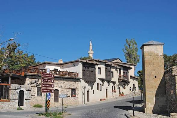 mkulunk's tweet photo. ELAZIĞ: ANADOLU’NUN SOSYOLOJİK TAPUSU OLAN ŞEHİRLERİMİZDENDİR

Elazığ, Anadolu’nun Sosyolojik Hafıza şehirlerimizden birisidir

Elazığ, Anadolu’nun sosyolojik olarak tapusu niteliğindeki şehirlerimizden biridir. Çünkü devletleri ve imparatorlukları ayakta tutan güç, tek başına ekonomik ya da siyasal güç değildir. Devletleri uzun ömürlü kılan asıl unsur; insandan başlayan, aileyle devam eden, toplumla bütünleşen ve ortak değerler etrafında şekillenen güçlü bir sosyolojidir.