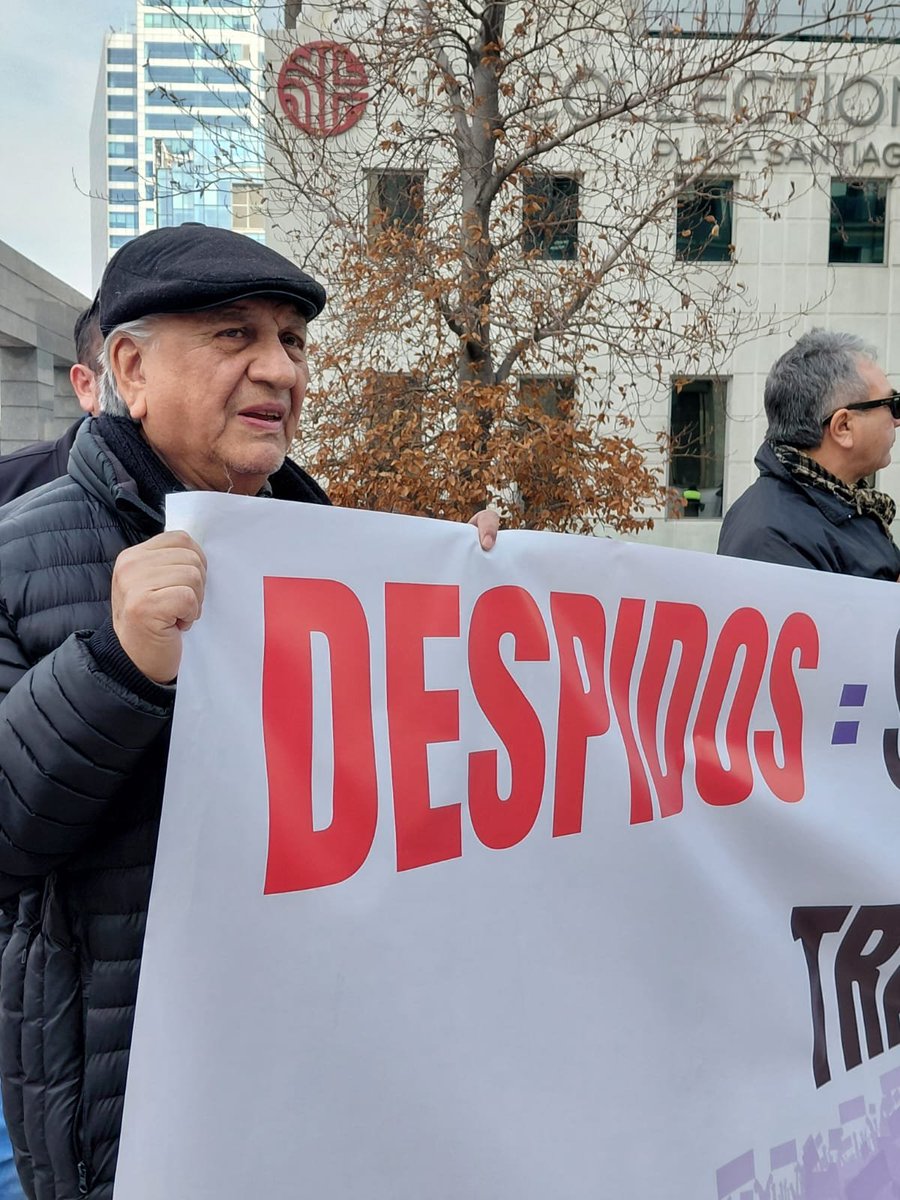 Nino_Mundaca's tweet photo. Ahora Protesta en edificio CCU en las Condes.
NO AL BENCINAZO CCU.‼️
NO MAS DESPIDOS!
La ex empresa del Ministro de Exteriores de Kast, realizó un descuento unilateral a la asignación de movilización de trabajadores de las Fuerzas de ventas y el anuncio del despidos masivos. https://t.co/fkzihyCF4W
