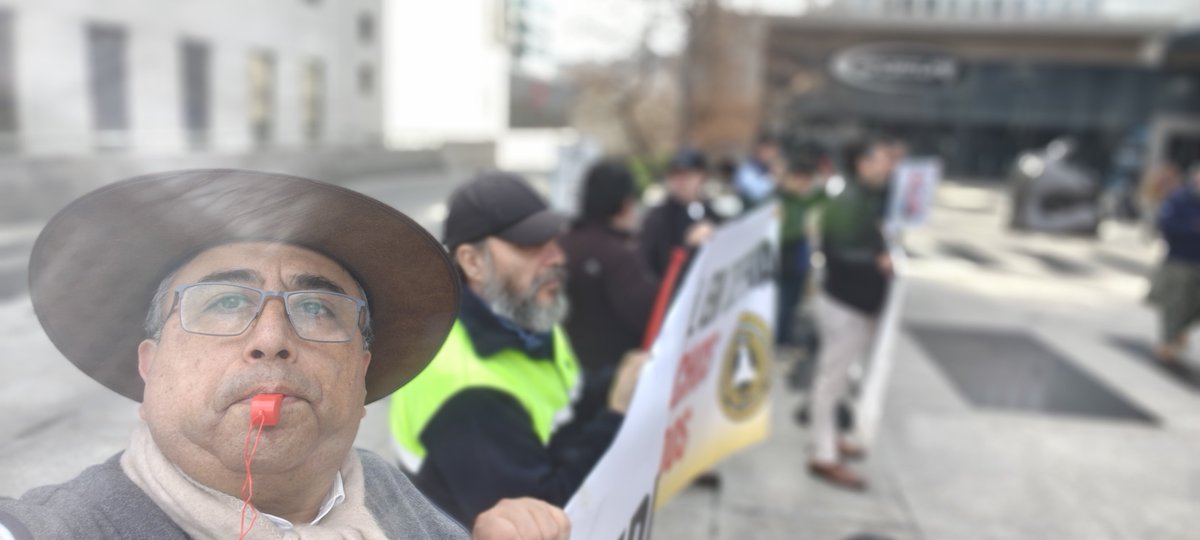 Nino_Mundaca's tweet photo. Ahora Protesta en edificio CCU en las Condes.
NO AL BENCINAZO CCU.‼️
NO MAS DESPIDOS!
La ex empresa del Ministro de Exteriores de Kast, realizó un descuento unilateral a la asignación de movilización de trabajadores de las Fuerzas de ventas y el anuncio del despidos masivos. https://t.co/fkzihyCF4W